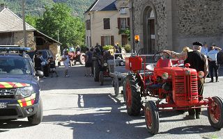 Y22_004822_Deambulation tracteurs anciens halte aux Angelas Fete du Plan d'Eau 30 07 2022 (1).jpg